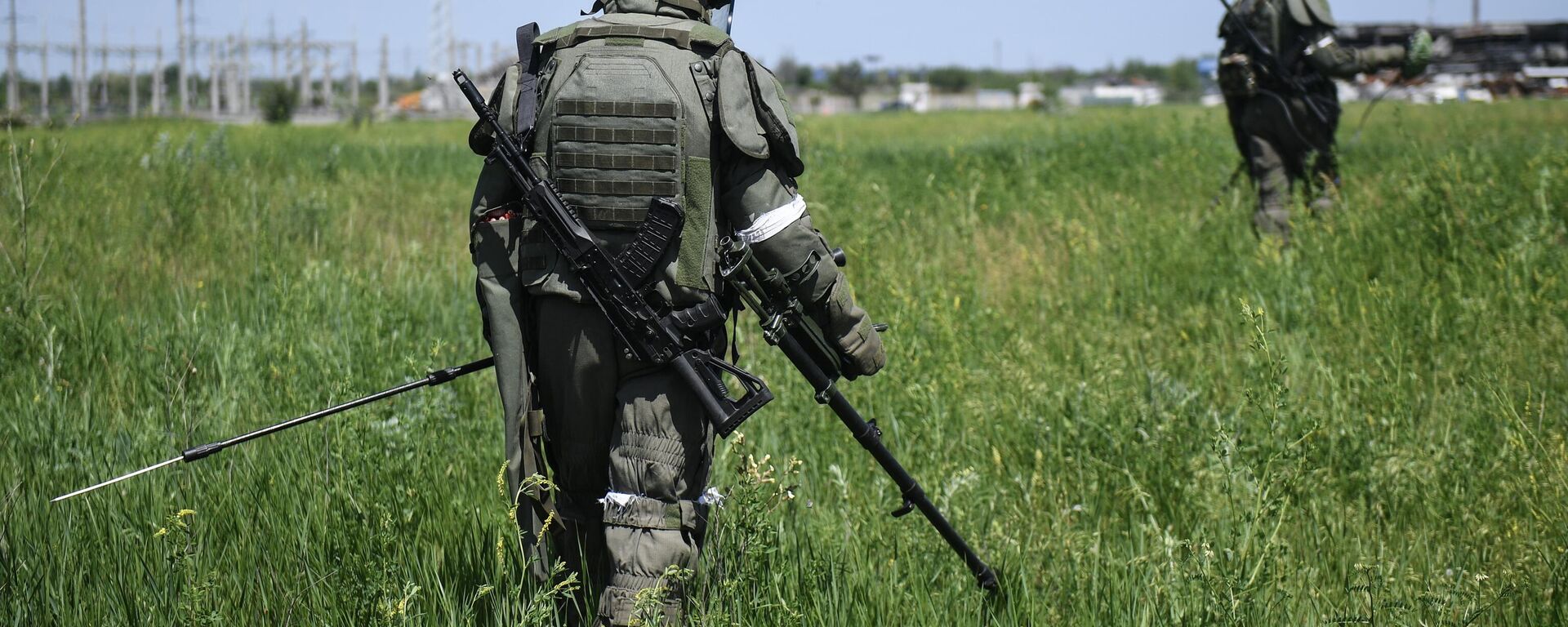 Sappers of the International Mine Action Center of the Russian Armed Forces search for mines and shells at former Ukrainian positions in Mariupol. - Sputnik Africa, 1920, 05.09.2023