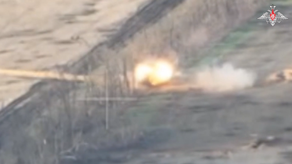 Un char ukrainien est détruit après son tir - Sputnik Afrique
