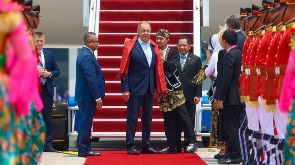 Russia's Foreign Minister Sergey Lavrov arrives in Jakarta to take part in the 18th East Asia Summit  - Sputnik Africa