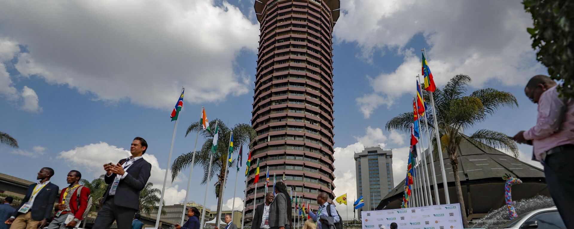 Delegates walk outside the Kenyatta International Convention Centre (KICC) in Nairobi, Kenya, Tuesday Sept. 5, 2023, during the Africa Climate Summit.  - Sputnik Africa, 1920, 06.09.2023