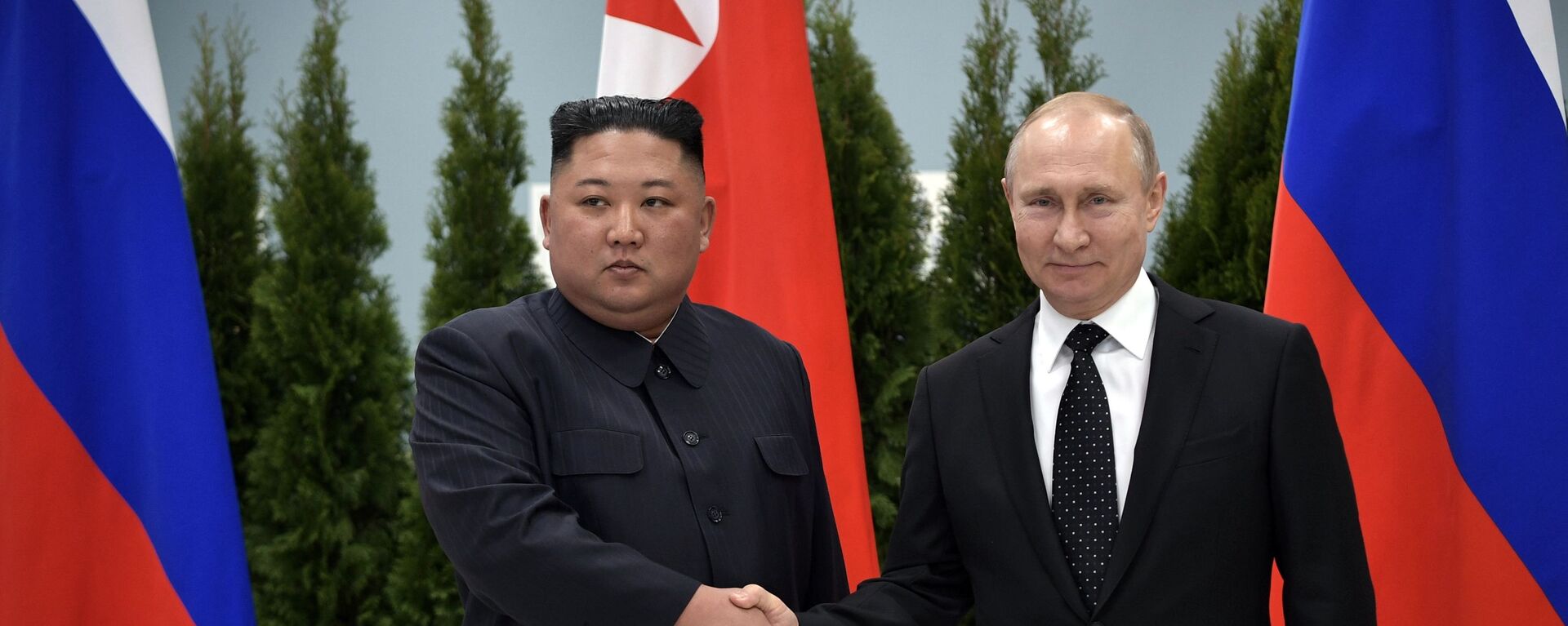 Vladimir Putin greets Kim Jong-un in Vladivostok - Sputnik Africa, 1920, 06.09.2023