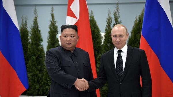 Vladimir Putin greets Kim Jong-un in Vladivostok - Sputnik Africa