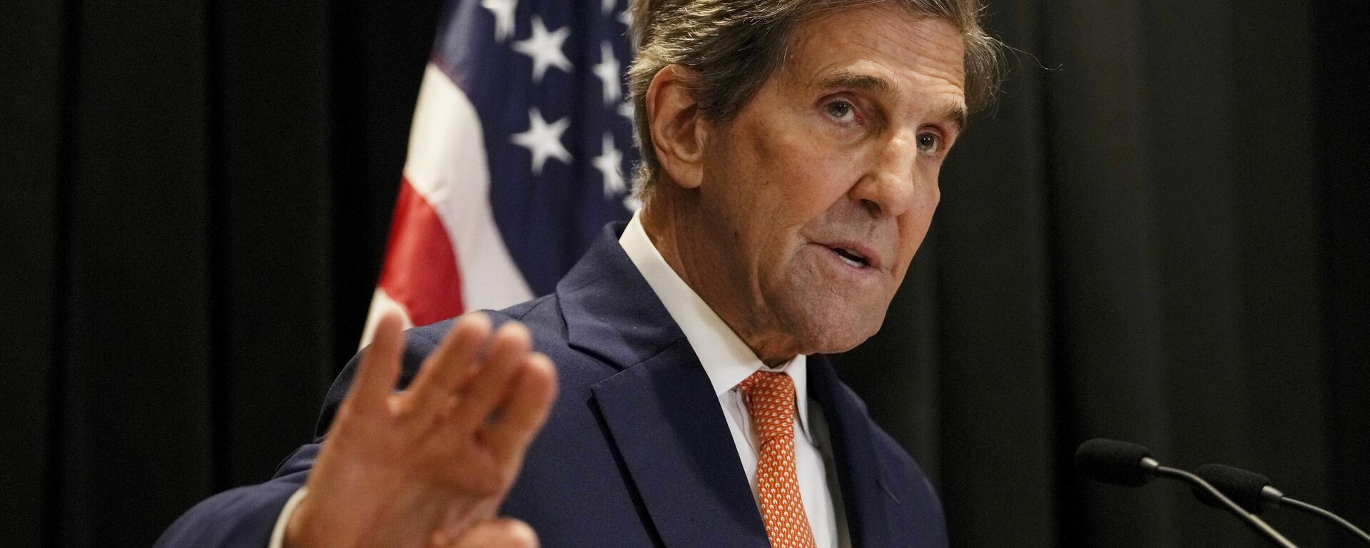 US climate envoy John Kerry gestures as he speaks during a press conference following a two day meeting with Chinese officials, at a hotel in Beijing, Wednesday, July 19, 2023. - Sputnik Africa, 1920, 07.09.2023