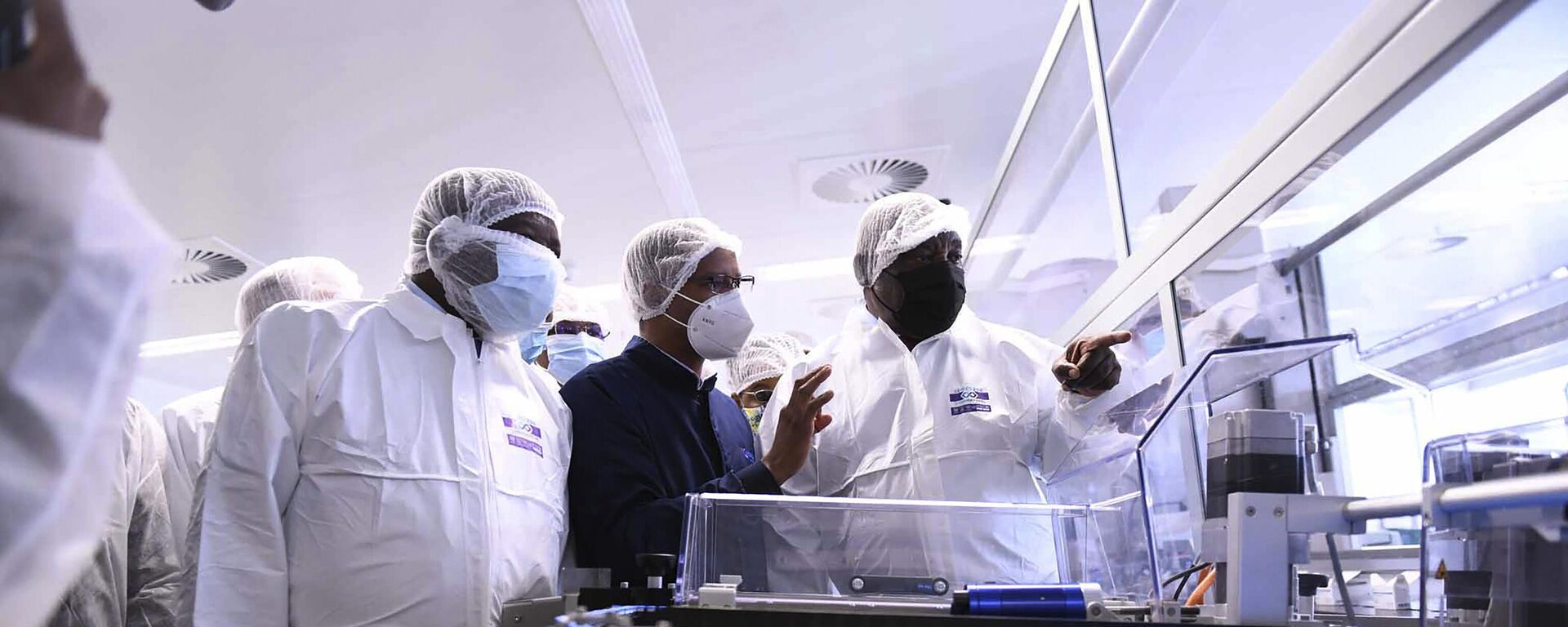 South African President Cyril Ramaphosa, right, heads a government delegation on a visit to ASPEN Pharmaceuticals in Port Elizabeth, South Africa March 29, 2021.  - Sputnik Africa, 1920, 07.09.2023