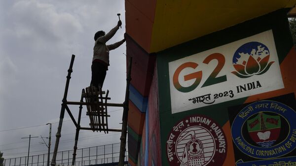 A worker paints an under-construction overhead bridge near the main venue of the G20 Summit, in New Delhi, India, Thursday, Aug. 24, 2023. - Sputnik Africa