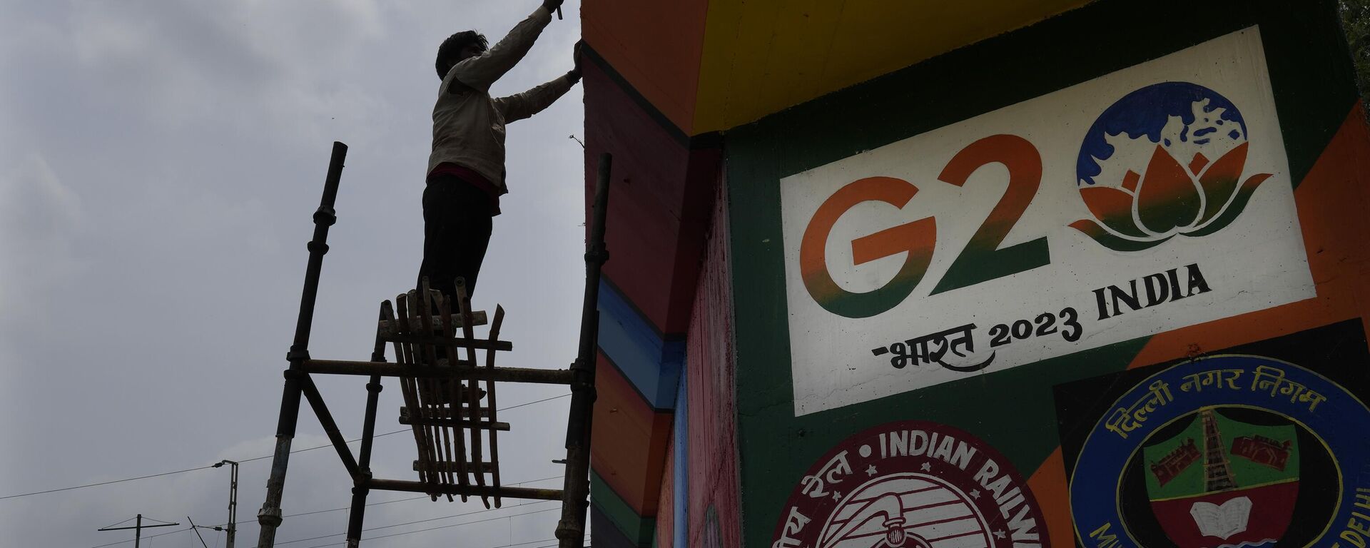 A worker paints an under-construction overhead bridge near the main venue of the G20 Summit, in New Delhi, India, Thursday, Aug. 24, 2023. - Sputnik Africa, 1920, 07.09.2023