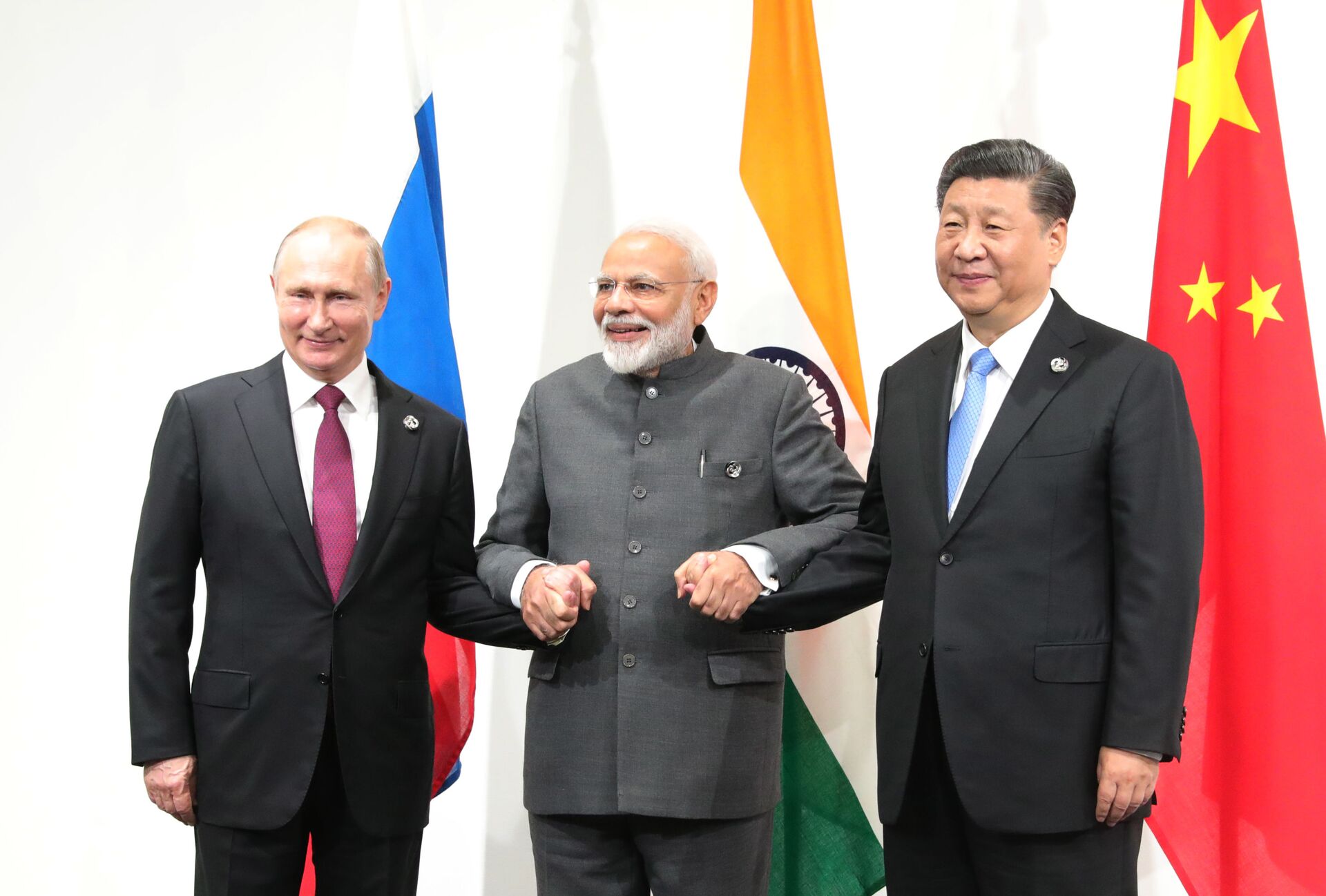 Russian President Vladimir Putin, India's Prime Minister Narendra Modi and Chinese President Xi Jinping pose for a photo during a meeting on the sidelines of the Group of 20 (G20) leaders summit in Osaka, Japan - Sputnik Africa, 1920, 07.09.2023
