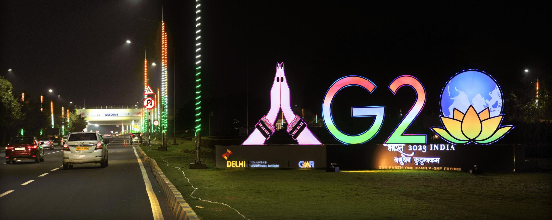 Traffics moves past an illuminated G20 logo near the airport ahead of this week’s summit of the Group of 20 nations in New Delhi, India, Wednesday, Sept. 6, 2023 - Sputnik Africa, 1920, 08.09.2023