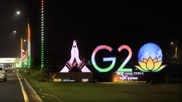 Traffics moves past an illuminated G20 logo near the airport ahead of this week’s summit of the Group of 20 nations in New Delhi, India, Wednesday, Sept. 6, 2023 - Sputnik Africa