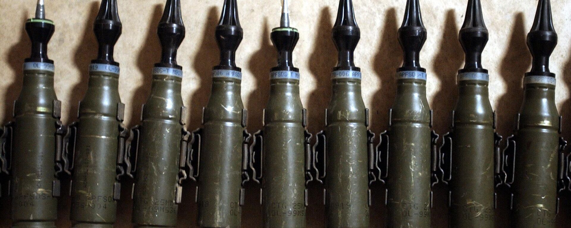 A row of US Army  25mm rounds of depleted uranium ammunition, 11 February 2004, at the base of Charlie Company, 1-22 Battalion, 4th Infantry Division, in Tikrit, 180 km (110 miles) north of Baghdad. - Sputnik Africa, 1920, 08.09.2023