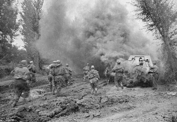 The Great Patriotic War of 1941-1945. The Donbass strategic offensive operation of the Red Army. The troops of the South-Western Front went on the offensive and with the support of the Southern Front broke through the German defense. Soviet troops cut the road to Taganrog, depriving the enemy of the ability to maneuver reserves. - Sputnik Africa