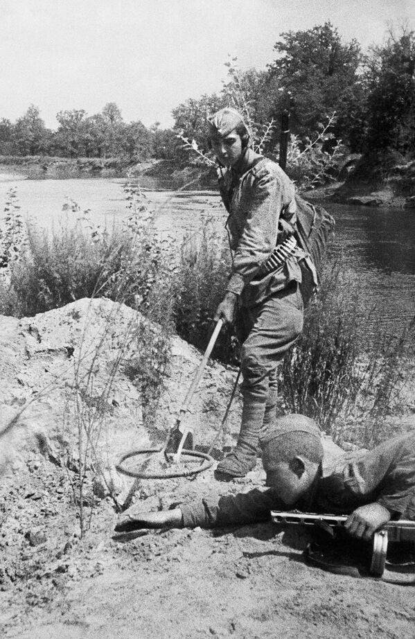 Sappers are inspecting the area for mines. Stalino region (now the Donetsk People&#x27;s Republic). - Sputnik Africa