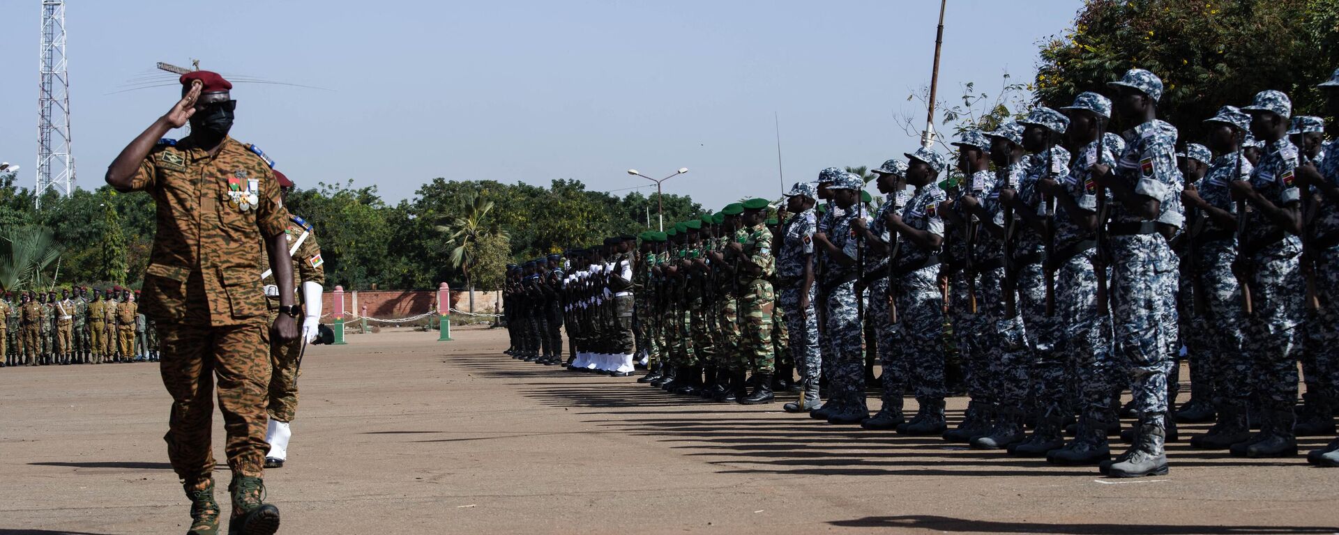 The Minister of Defence and Military Veterans Colonel Kassoum Coulibaly (L) inspects troops during the 62nd anniversary of the creation of the Burkina Faso Armed Forces at the Nation Square in Ouagadougou on November 1, 2022. - Sputnik Africa, 1920, 08.09.2023