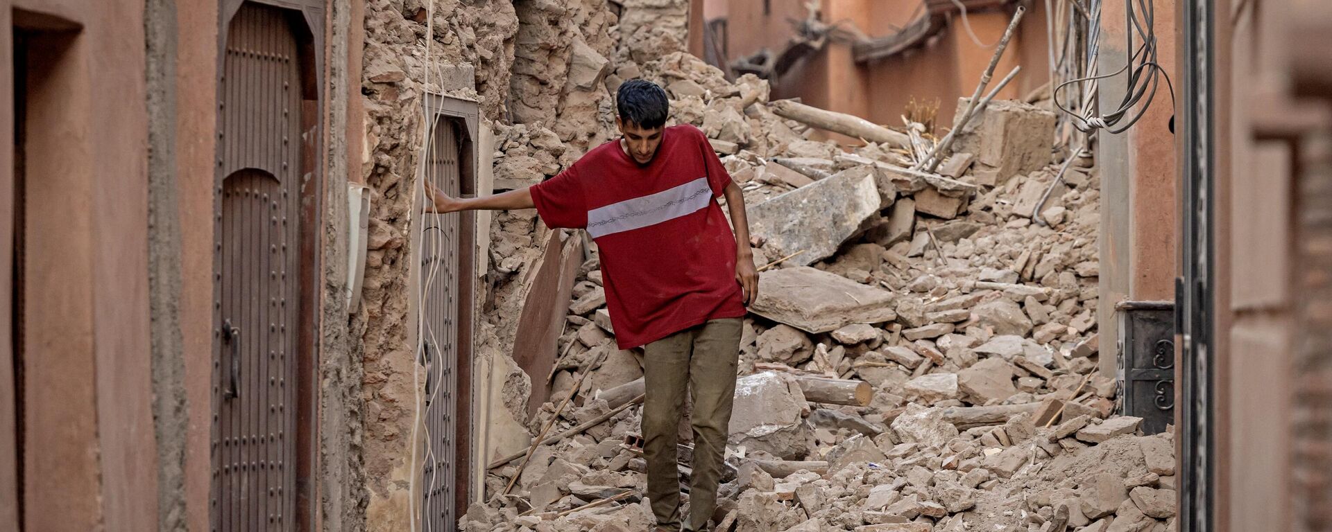 A resident navigates through the rubble following a 6.8-magnitude quake in Marrakesh on September 9, 2023 - Sputnik Africa, 1920, 10.09.2023