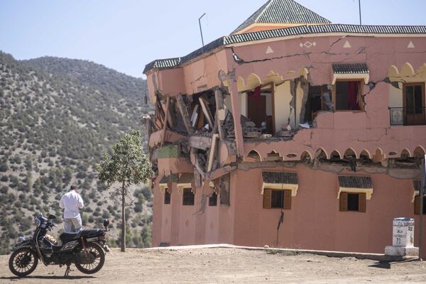 A man stands next to a damaged hotel after the earthquake in Moulay Brahim village, near the epicentre of the earthquake, outside Marrakech, Morocco, Saturday, Sept. 9, 2023. A rare, powerful earthquake struck Morocco late Friday night, killing more than 800 people and damaging buildings from villages in the Atlas Mountains to the historic city of Marrakech. But the full toll was not known as rescuers struggled to get through boulder-strewn roads to the remote mountain villages hit hardest. - Sputnik Africa