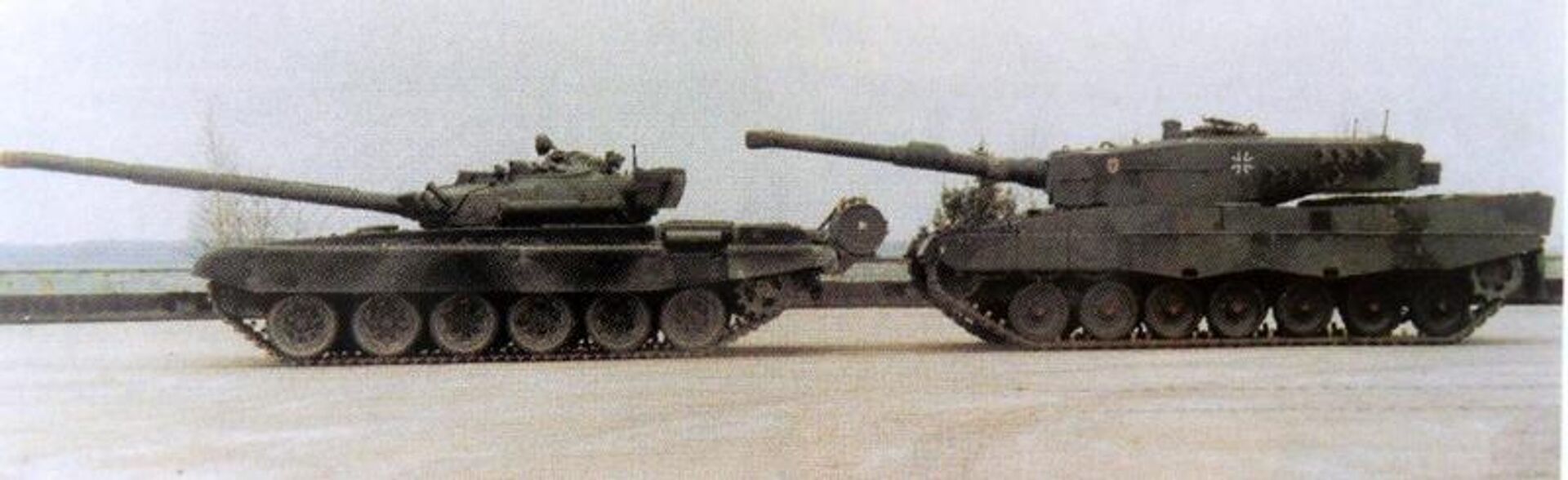 A rare photo featuring a side by side comparison of an 80s Leopard 2 vs a Soviet-era T-72, predecessor to the T-90 series of MBTs. - Sputnik Africa, 1920, 09.09.2023
