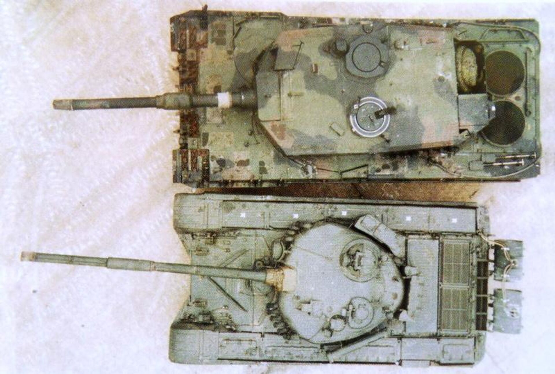 Rare photo showing a side-by-side size comparison between a Leopard 2 and a base T-72, predecessor to the T-90 series of tanks. - Sputnik Africa, 1920, 09.09.2023