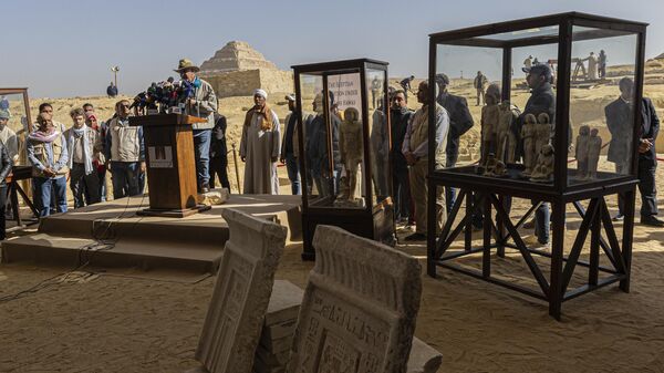 Archaeologist and Egypt's former antiquities minister Zahi Hawass holds a press conference in the Saqqara necropolis, where a gold-laced mummy and four tombs including of an ancient king's secret keeper were discovered, south of Cairo on January 26, 2023. - Sputnik Africa