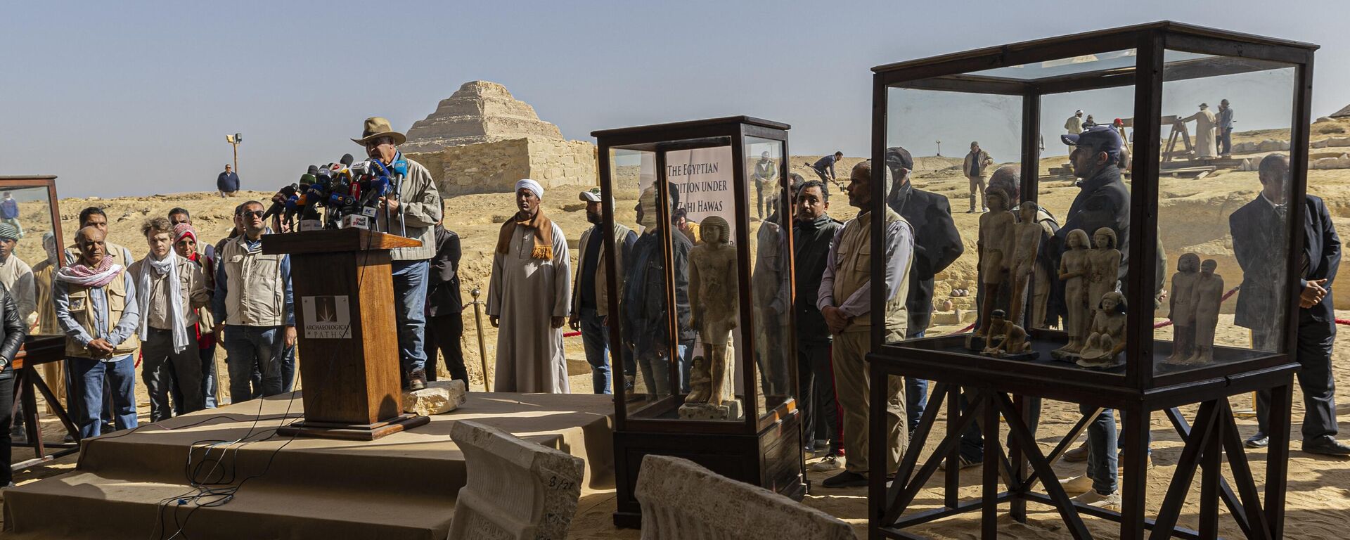 Archaeologist and Egypt's former antiquities minister Zahi Hawass holds a press conference in the Saqqara necropolis, where a gold-laced mummy and four tombs including of an ancient king's secret keeper were discovered, south of Cairo on January 26, 2023. - Sputnik Africa, 1920, 10.09.2023