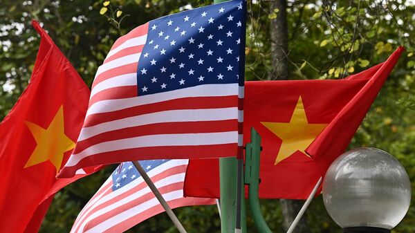 US and Vietnam national flags fly on a street light in Hanoi on September 10, 2023, ahead of US President Joe Biden's visit to Vietnam.  - Sputnik Africa