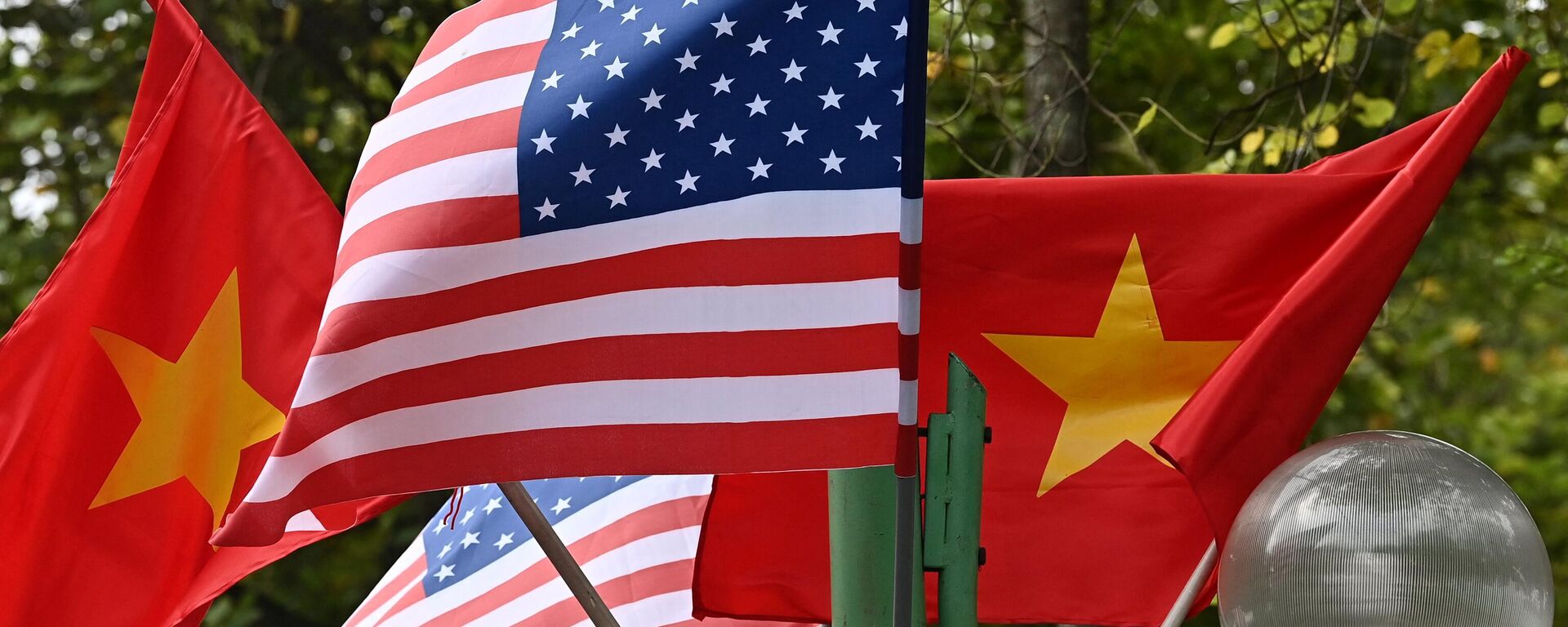 US and Vietnam national flags fly on a street light in Hanoi on September 10, 2023, ahead of US President Joe Biden's visit to Vietnam.  - Sputnik Africa, 1920, 10.09.2023