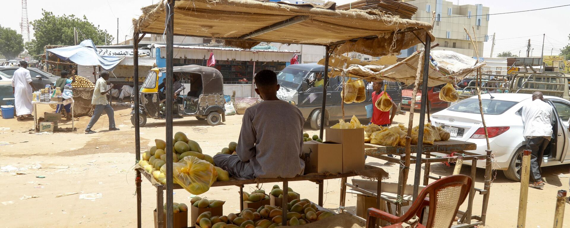 A man sits at a stall in a street market at Meroe some 350 kilometres north of Sudanese capital Khartoum on August 15, 2023.  - Sputnik Africa, 1920, 10.09.2023