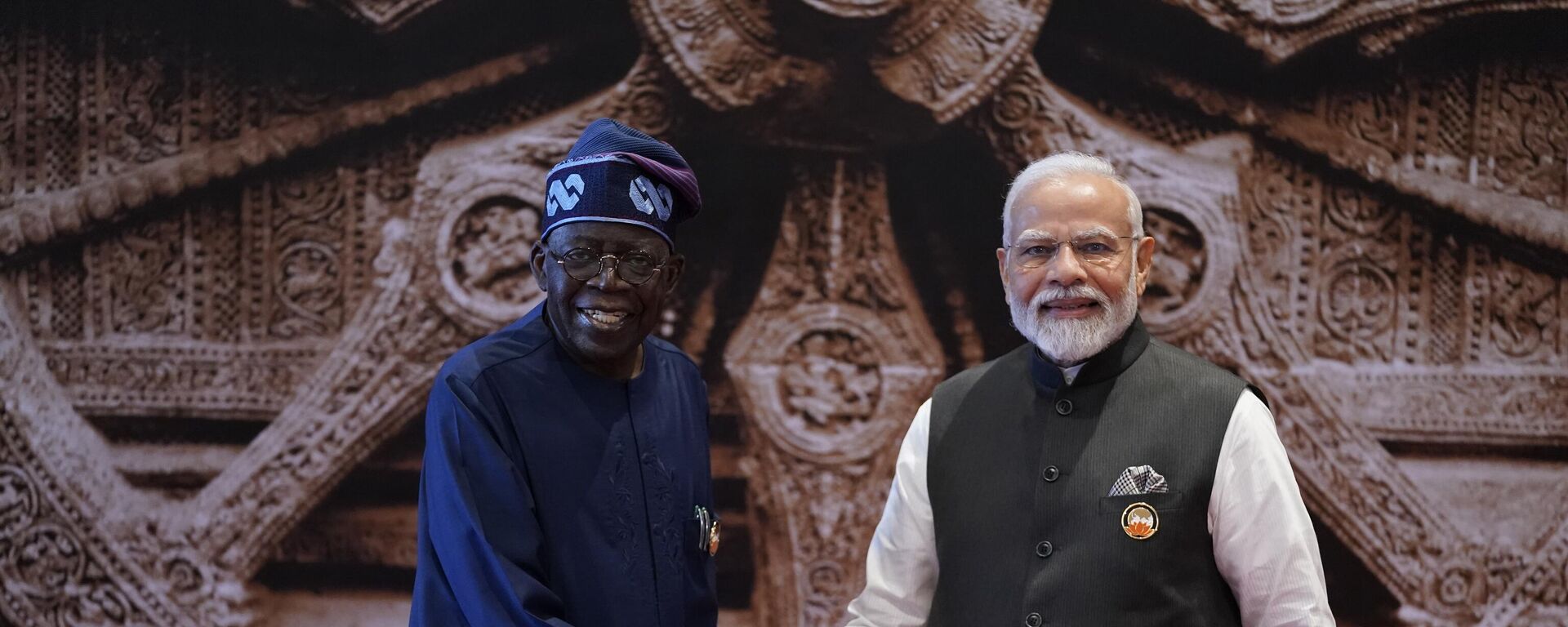 Indian Prime Minister Narendra Modi, right, shakes hand with Nigeria President Bola Ahmed Tinubu upon his arrival at Bharat Mandapam convention centre for the G20 Summit in New Delhi, India, Saturday, Sept. 9, 2023.  - Sputnik Africa, 1920, 10.09.2023
