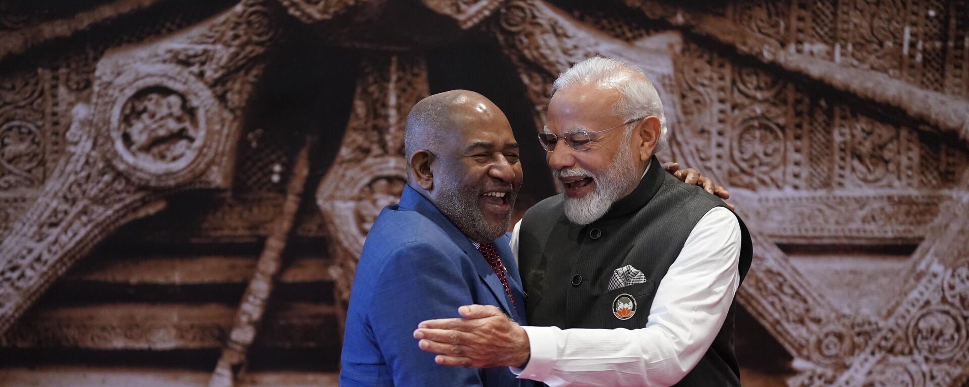 Indian Prime Minister Narendra Modi, right, shares a light moment with African Union Chairman and President of the Union of the Comoros Azali Assoumani upon his arrival at Bharat Mandapam convention centre for the G20 Summit in New Delhi, India, Saturday, Sept. 9, 2023. - Sputnik Africa, 1920, 10.09.2023