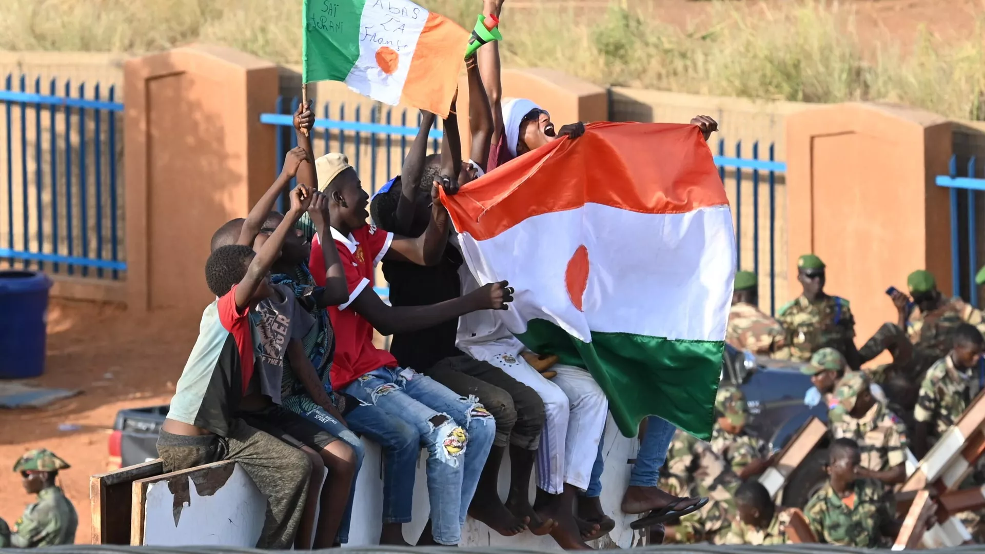 Supporters of Niger's National Concil for Safeguard of the Homeland (CNSP) hold a Nigerian flag reading Down with France  - Sputnik Afrique, 1920, 23.10.2023