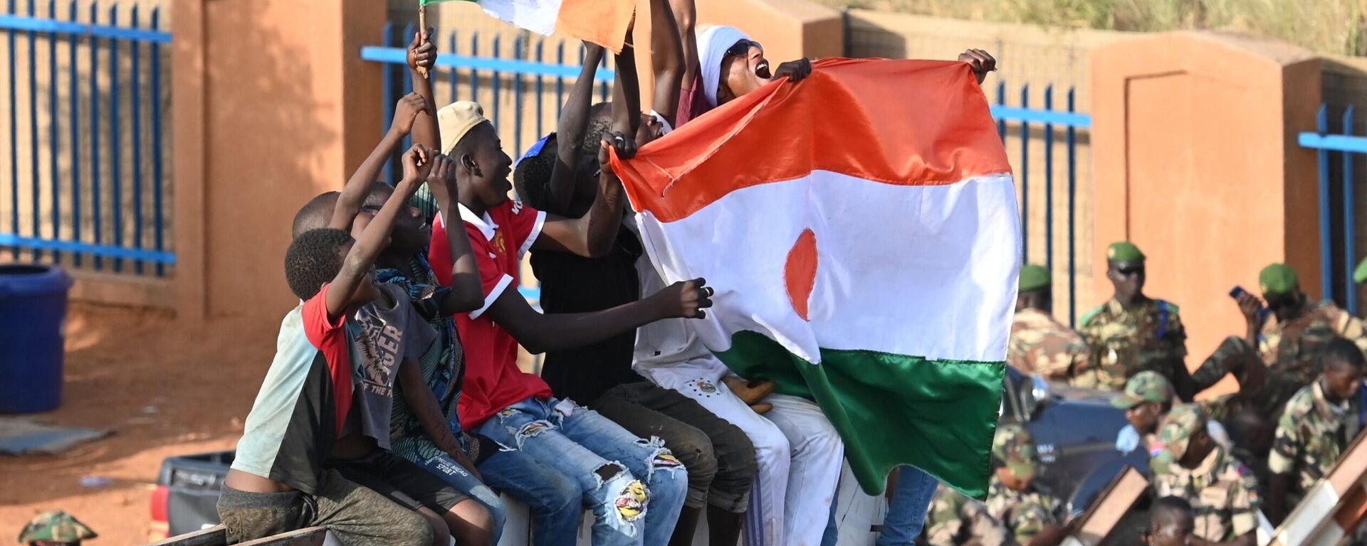 Supporters of Niger's National Concil for Safeguard of the Homeland (CNSP) hold a Nigerian flag reading Down with France  - Sputnik Africa, 1920, 17.03.2024