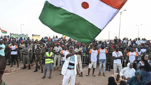 Des partisans du Conseil national de la sauvegarde de la patrie (CNSP) du Niger brandissent un drapeau nigérian, le 10 septembre 2023 - Sputnik Afrique