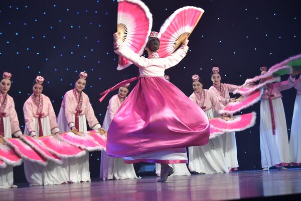 Artists perform a choreographic number &quot;Korean Dance with fans&quot; at an official reception on behalf of Putin in honor of the North Korean leader at the FEFU campus in Vladivostok. - Sputnik Africa