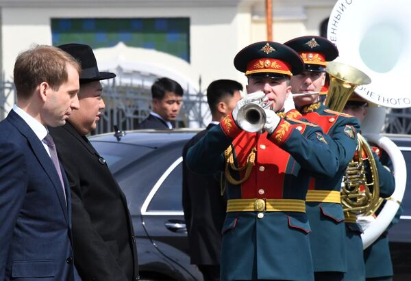 The North Korean leader and Minister for the Development of the Far East and the Arctic Alexander Kozlov (left) during the departure ceremony at the Vladivostok railway station. - Sputnik Africa