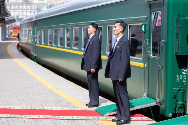 Security personnel at the armored train car of the North Korean leader at the Vladivostok railway station.  - Sputnik Africa
