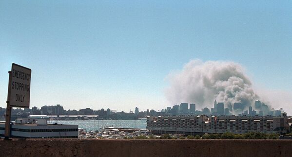 Дым поднимается над зданием Всемирного торгового центра, 11 сентября 2001 года - Sputnik Africa