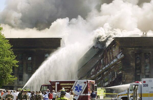 Firefighters struggle to contain the fire after the terrorist attack, Sept. 11, 2001 - Sputnik Africa