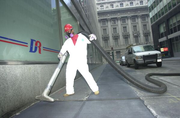 A worker vacuums up debris in downtown Manhattan on Sept. 15, 2001. - Sputnik Africa