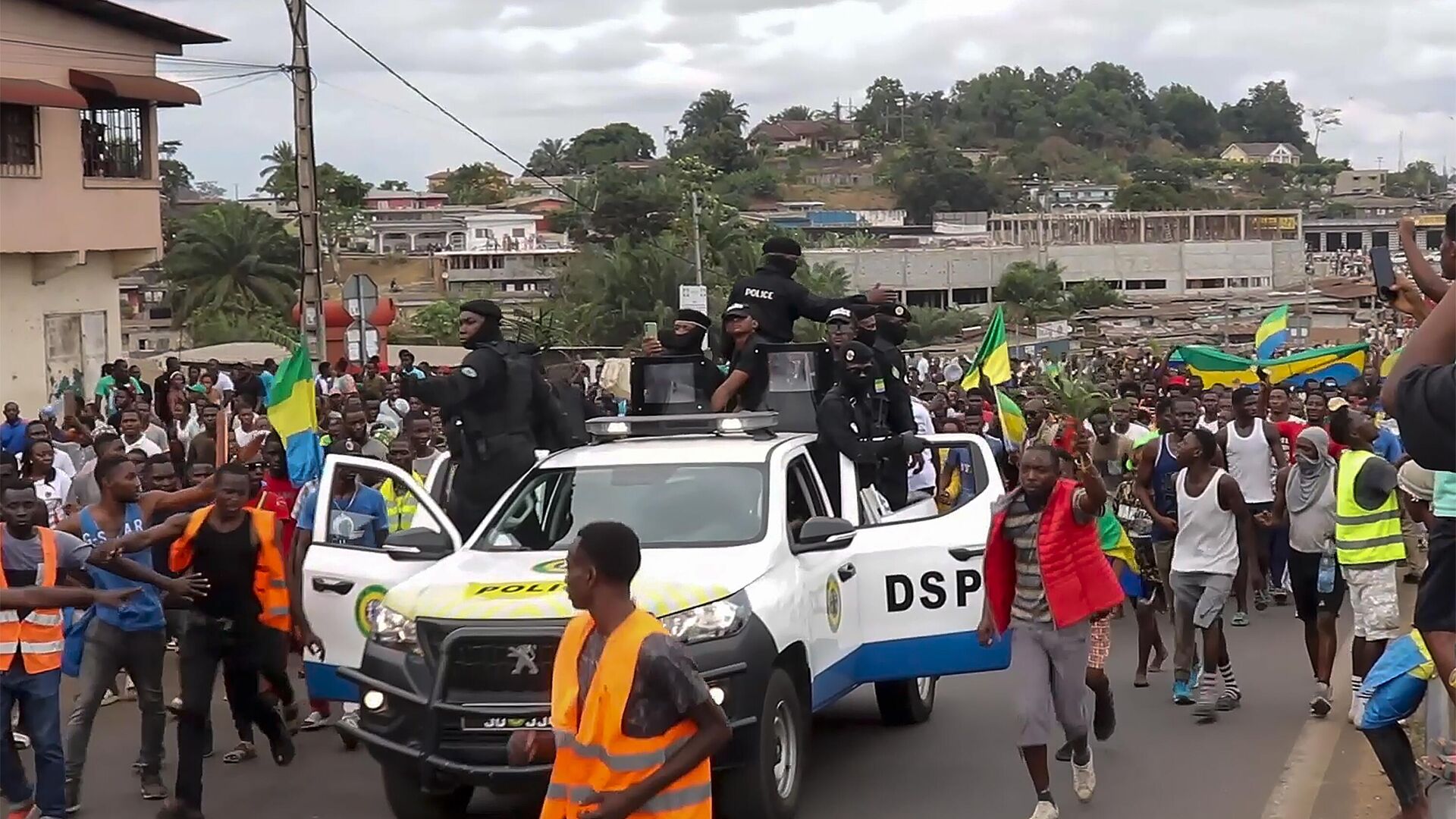 This video grab shows coup supporters cheering police officers in Libreville, Gabon, on Aug. 30, 2023. Gabon’s opposition leader accused the family of the recently ousted president of engineering his removal from power in order to retain their control in the oil-rich Central African nation. - Sputnik Africa, 1920, 13.11.2023