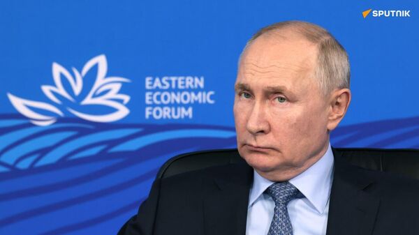 Vladimir Poutine tient un discours à la session plénière du Forum économique oriental à Vladivostok - Sputnik Afrique