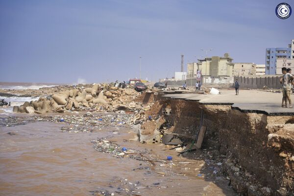 A seaside road is collapsed after heavy flooding in Derna. - Sputnik Africa