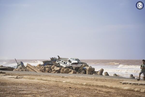 Cars sit piled on the sea bank in Derna. - Sputnik Africa