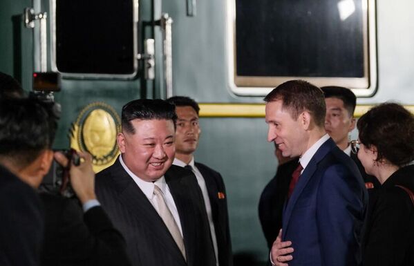 North Korean leader Kim Jong Un and Russian Environment Minister Alexander Kozlov meeting at the Khasan station in Primorsky Territory. - Sputnik Africa