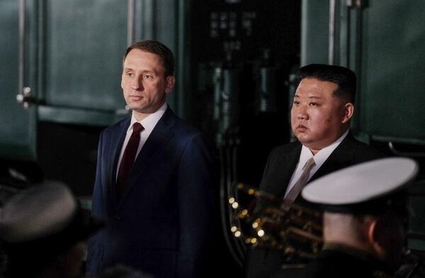 North Korean leader Kim Jong Un and Russian Environment Minister Alexander Kozlov meeting at the Khasan station in Primorsky Territory. - Sputnik Africa