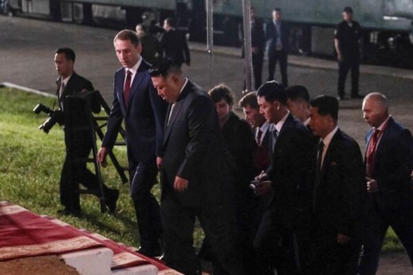 North Korean leader Kim Jong Un and Russian Environment Minister Alexander Kozlov meeting at the Khasan station in Primorsky Territory. - Sputnik Africa