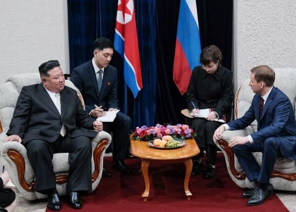 North Korean leader Kim Jong Un and Russian Environment Minister Alexander Kozlov meeting in Primorsky Territory. - Sputnik Africa