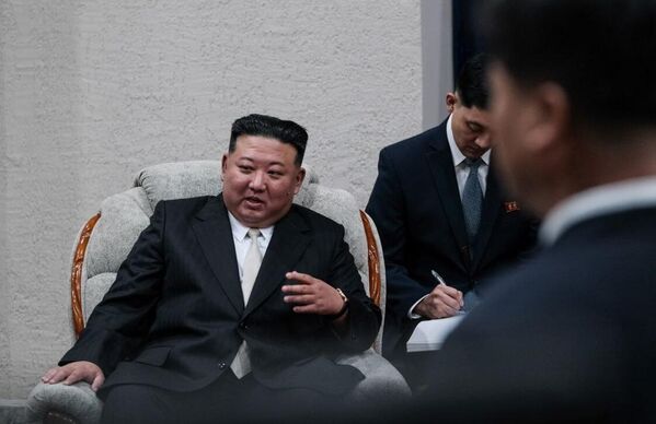 North Korean leader Kim Jong Un and Russian Environment Minister Alexander Kozlov meeting in Primorsky Territory. - Sputnik Africa