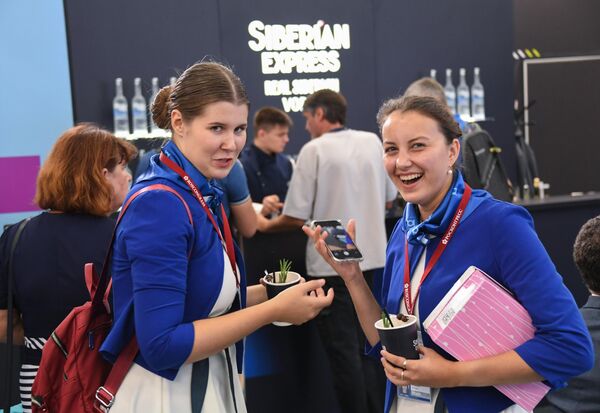 Russian Students at the Eastern Economic Forum in Vladivostok. - Sputnik Africa
