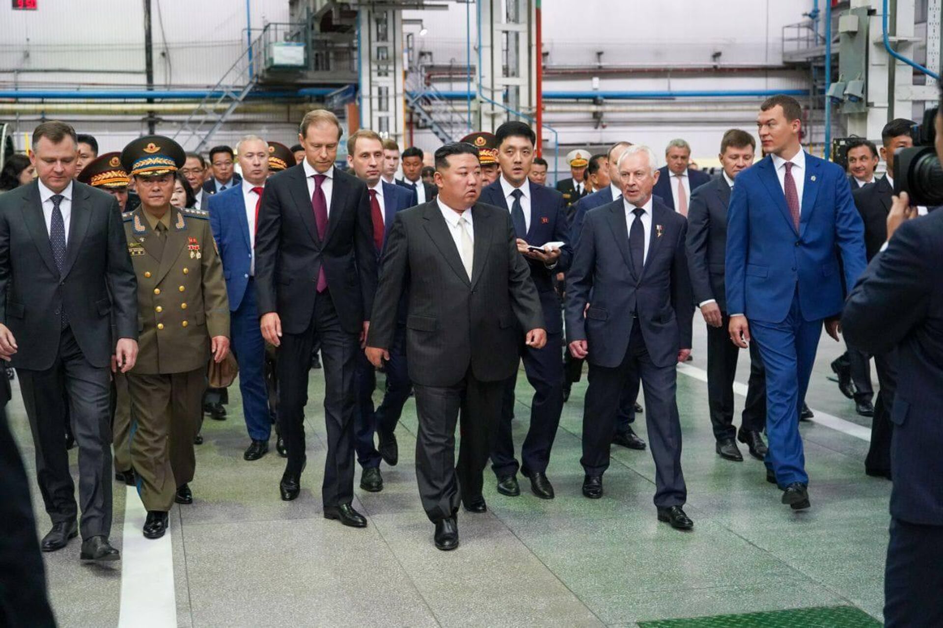 Le dirigeant nord-coréen Kim Jong-un a visité des usines d'avions à Komsomolsk-sur-Amour.  - Sputnik Afrique, 1920, 15.09.2023