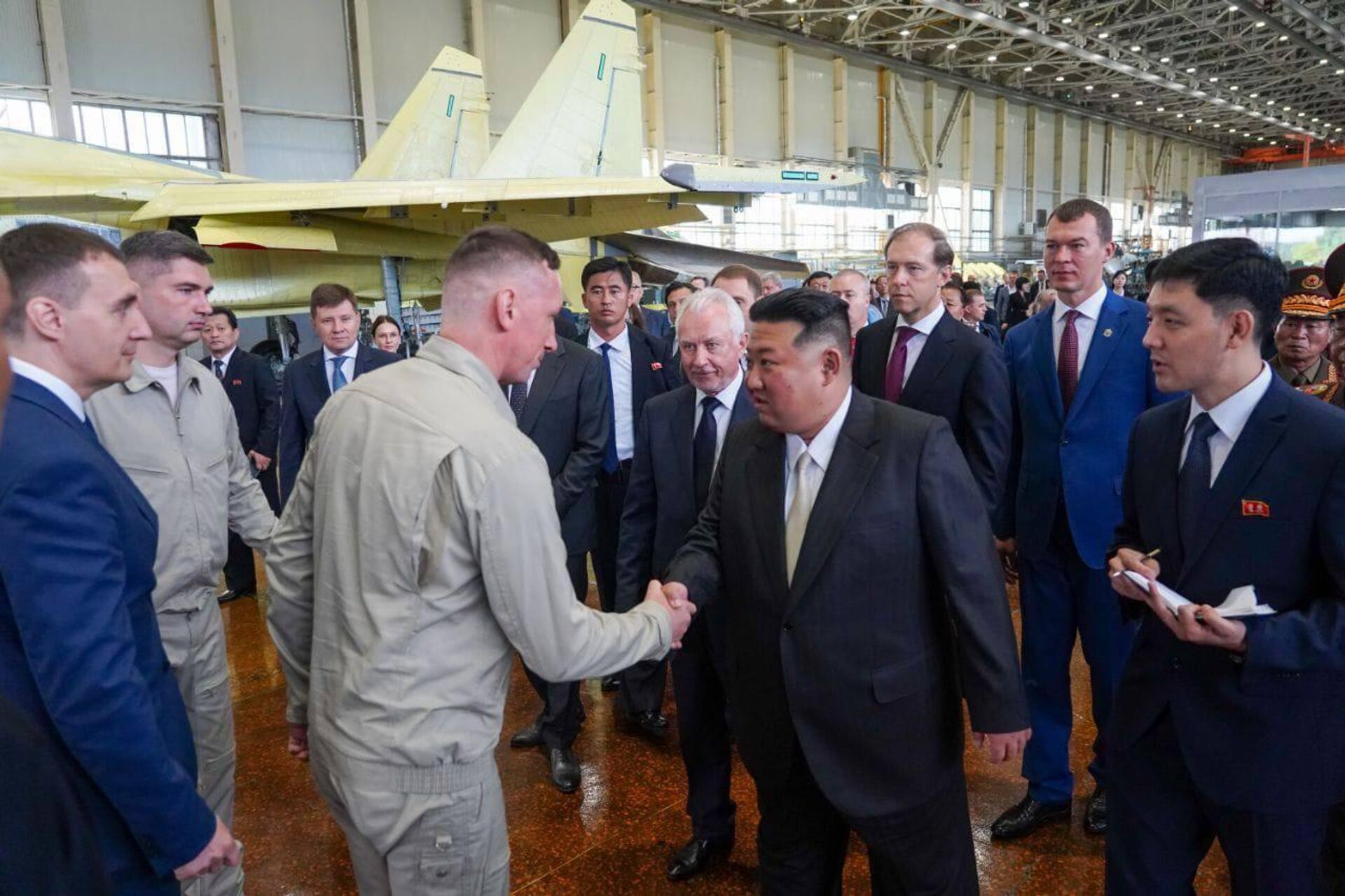 Le dirigeant nord-coréen Kim Jong-un a visité des usines d'avions à Komsomolsk-sur-Amour.  - Sputnik Afrique, 1920, 15.09.2023