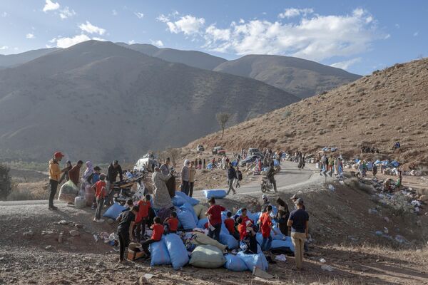 Displaced villagers search for food and clothes left by volunteers in the Atlas Mountains range between Maarakesh and Taroudant, on September 14, 2023. - Sputnik Africa